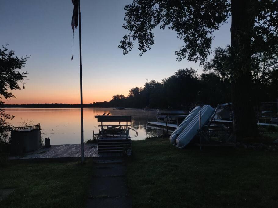 Вилла Lakeside Matteson Lakeside Stargazer With A Dock And Swim Area Colon Экстерьер фото