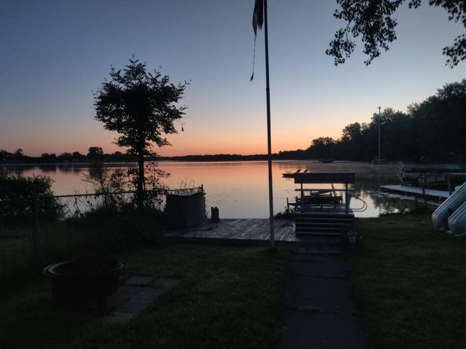 Вилла Lakeside Matteson Lakeside Stargazer With A Dock And Swim Area Colon Экстерьер фото